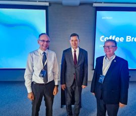 FTD LT klasterio valdybos pirmininkas, „Astra LT“ AB generalinis direktorius Vaidas Liesionis (kairėje), LEI direktorius Prof. dr. Saulius Gudžius (viduryje), 2014-2024 LEI direktoriaus pareigas ėjęs, dabartinis LEI Branduolinių įrenginių saugos laboratorijos vadovas dr. Sigitas Rimkevičius (dešinėje)